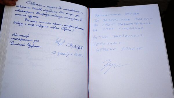 Ovu su reči koje su upisali u Spomen-knjigu prilikom polaganja venaca na spomenik Oslobodilaca Beograda u Drugom svetksom ratu i Crvenoarmejcu u pisalu Sergej Lavrov i Aleksandar Vulin - Sputnik Srbija