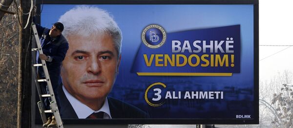 Bilbord sa likom Alija Ahmetija - Sputnik Srbija