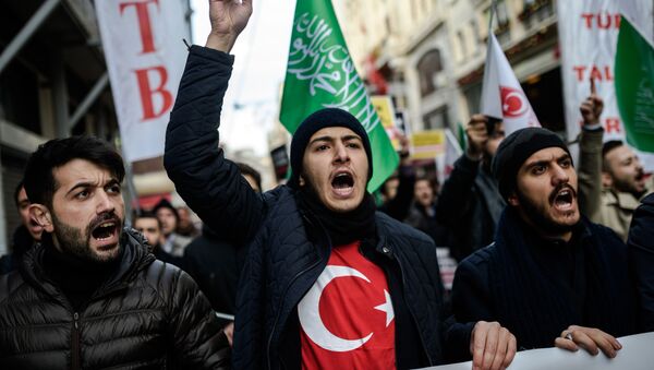 Demonstranti uzvikuju parole protiv Rusije i zvaničnog sirijskog režima tokom demonstracija ispred ruskog konzulata 4. decembra 2016. godine u Istanbulu. - Sputnik Srbija