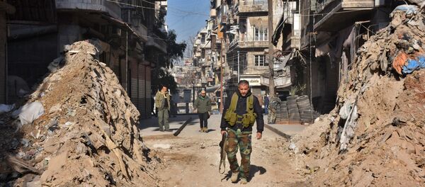 Syrian pro-government forces walk through a barricade in old Aleppo's Jdeideh neighbourhood on December 9, 2016 - Sputnik Srbija
