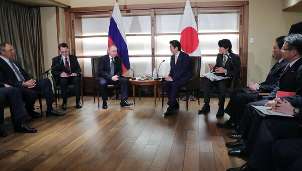 Predsednik Rusije Vladimir Putin u razgovoru sa japanskim premijerom Šinzom Abe u Japanu - Sputnik Srbija