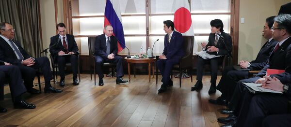 Председник Русије Владимир Путин у разговору са јапанским премијером Шинзом Абе у Јапану Председник Русије Владимир Путин у разговору са јапанским премијером Шинзом Абе у Јапану - Sputnik Србија