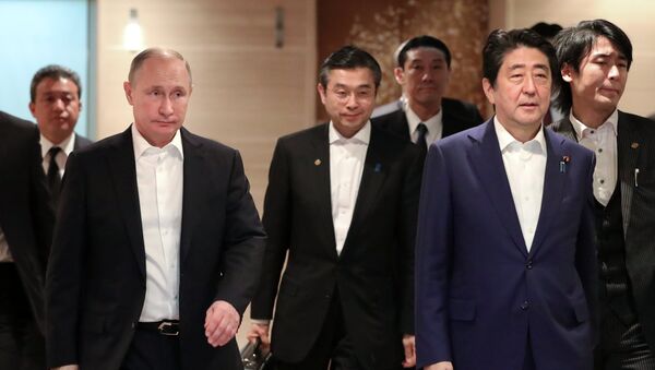 Руски председник Владимир Путин и премијер Јапана Шинзо Абе - Sputnik Србија
