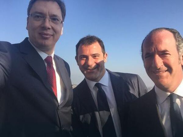 Selfi Aleksandra Vučića sa Dejanom Stanković i Lukom Zajom. - Sputnik Srbija