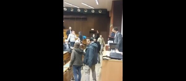 Присталице Националног фронта напале студенте на Филозофском факултету, Београд - Sputnik Србија