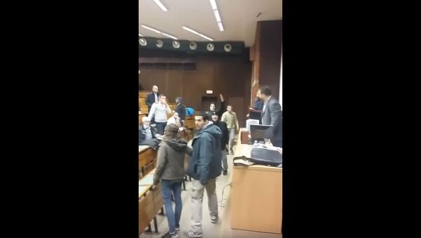 Присталице Националног фронта напале студенте на Филозофском факултету, Београд - Sputnik Србија