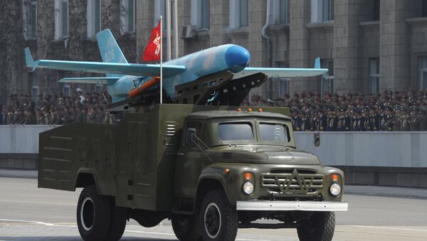 Kamion prevozi model bespilotne letelice na vojnoj paradi u čast 100. rođendana osnivača Severne Koreje Kim Il Sunga u Pjongjangu - Sputnik Srbija