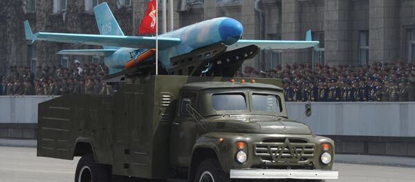 Камион превози модел беспилотне летелице на војној паради у част 100. рођендана оснивача Северне Кореје Ким Ил Сунга у Пјонгјангу - Sputnik Србија