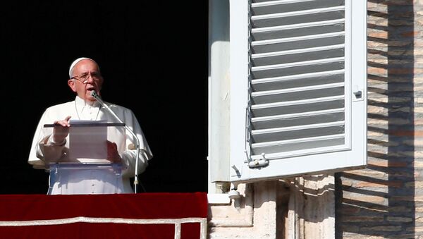 Папа Фрања током молитве на Тргу светог Петра у Ватикану - Sputnik Србија