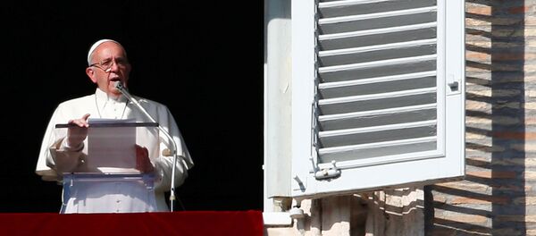 Папа Фрања током молитве на Тргу светог Петра у Ватикану - Sputnik Србија