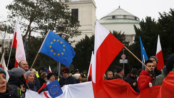 Демонстранти машу заставама Пољске и ЕУ на протесту у Варшави - Sputnik Србија