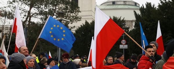 Демонстранти машу заставама Пољске и ЕУ на протесту у Варшави - Sputnik Србија