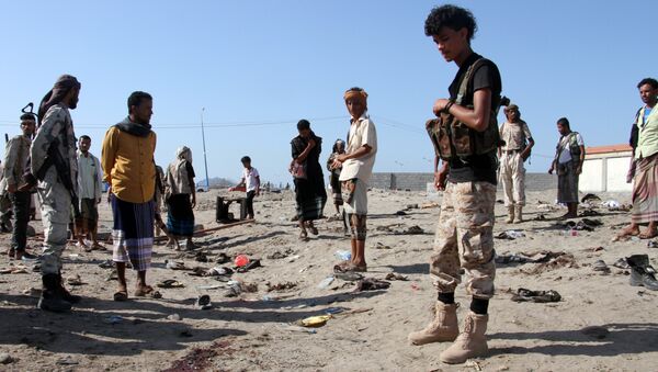 Yemenis gather at al-Sawlaba base in Aden's al-Arish district on December 18, 2016, after a suicide bomber targeted a crowd of soldiers - Sputnik Србија