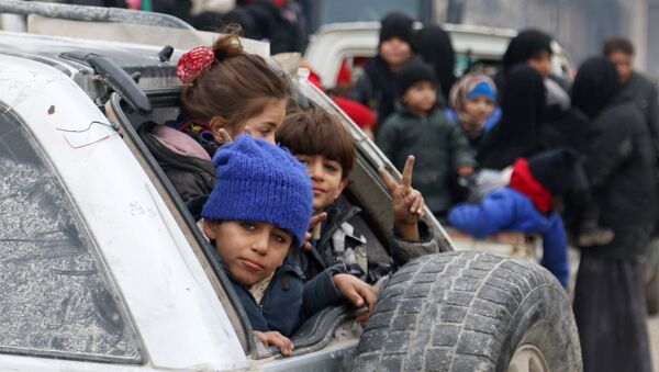 Евакуација цивила из источног Алепа. - Sputnik Србија