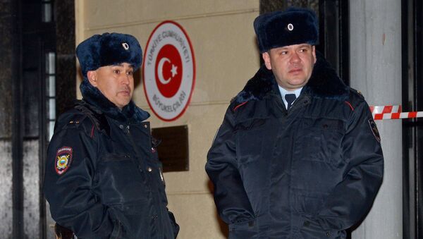 Pripadnici policije pored zgrade ambasade Turske u Moskvi - Sputnik Srbija
