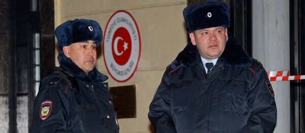 Pripadnici policije pored zgrade ambasade Turske u Moskvi - Sputnik Srbija