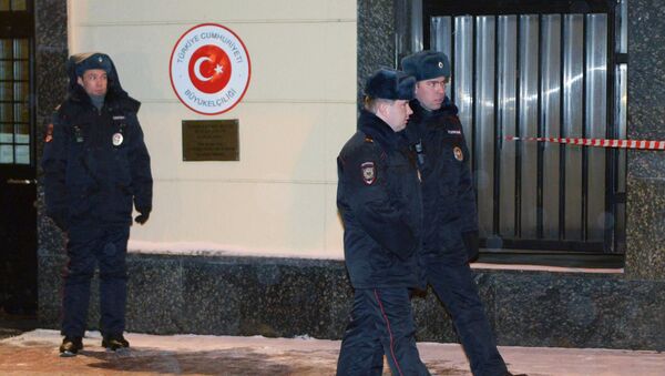 Pripadnici policije ispred zgrade ambasade Turske u Moskvi - Sputnik Srbija