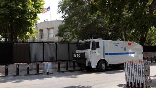 Vozilo turske specijalne policije ispred zgrade američke ambasade u Ankari - Sputnik Srbija