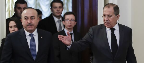 Ministar spoljnih poslova Turske Mevlut Čavušoglu i ministar spoljnih poslova Rusije Sergej Lavrov pre početka sastanka u Moskvi Ministar spoljnih poslova Turske Mevlut Čavušoglu i ministar spoljnih poslova Rusije Sergej Lavrov pre početka sastanka u Moskvi - Sputnik Srbija