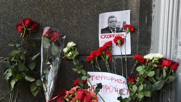 Цвеће испред портрета убијеног руског амбасадора Андреја Карлова на улазу у Министарство спољних послова Русије у Москви - Sputnik Србија