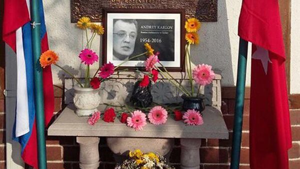 Цвеће испред портрета убијеног руског амбасадора Андреја Карлова на улазу у Амбасаду Русије у Анкари - Sputnik Србија
