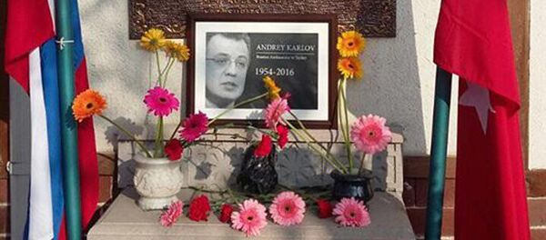 Cveće ispred portreta ubijenog ruskog ambasadora Andreja Karlova na ulazu u Ambasadu Rusije u Ankari - Sputnik Srbija