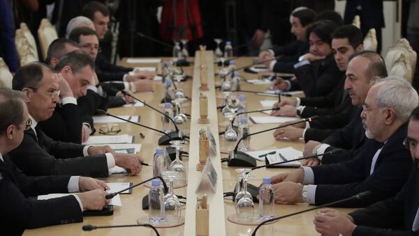 Ministar spoljnih poslova Rusije Sergej Lavrov, ministar spoljnih poslova Turske Mevlut Čavušoglu i ministar spoljnih poslova Irana Muhamed Džavad Zarif na trilateralnom sastanku u Moskvi - Sputnik Srbija