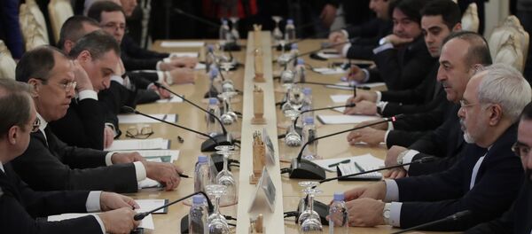 Ministar spoljnih poslova Rusije Sergej Lavrov, ministar spoljnih poslova Turske Mevlut Čavušoglu i ministar spoljnih poslova Irana Muhamed Džavad Zarif na trilateralnom sastanku u Moskvi Ministar spoljnih poslova Rusije Sergej Lavrov, ministar spoljnih poslova Turske Mevlut Čavušoglu i ministar spoljnih poslova Irana Muhamed Džavad Zarif na trilateralnom sastanku u Moskvi - Sputnik Srbija