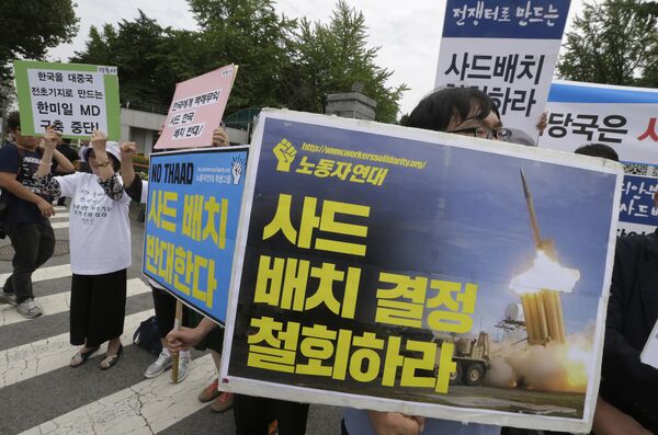Демонстрације испред зграде Министарства одбране против размештања америчког противракетног система ТХААД, у Сеулу, престоници Јужне Кореје  - Sputnik Србија