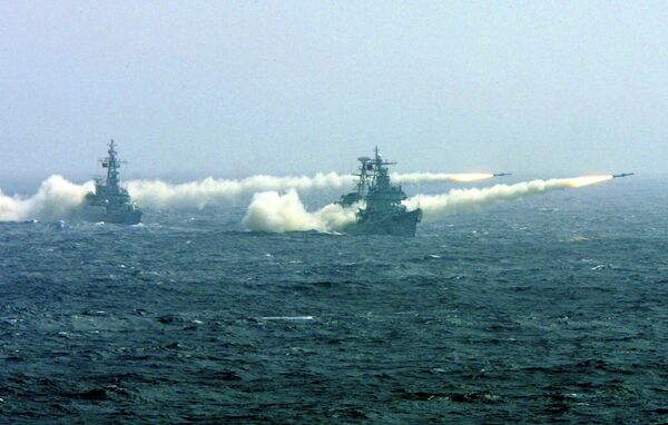 Два брода кинеске ратне морнарице у Јужном кинеском мору испаљују ракете на једној од војних вежби. - Sputnik Србија