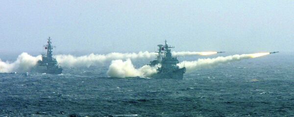 Два брода кинеске ратне морнарице у Јужном кинеском мору испаљују ракете на једној од војних вежби. - Sputnik Србија