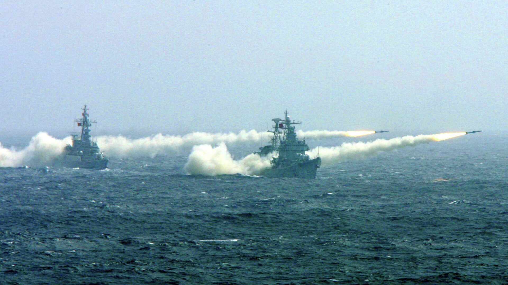 Два брода кинеске ратне морнарице у Јужном кинеском мору испаљују ракете на једној од војних вежби. - Sputnik Србија, 1920, 07.12.2021