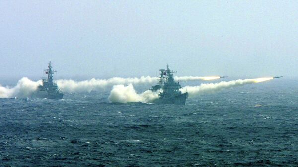 Dva broda kineske ratne mornarice u Južnom kineskom moru ispaljuju rakete na jednoj od vojnih vežbi. - Sputnik Srbija