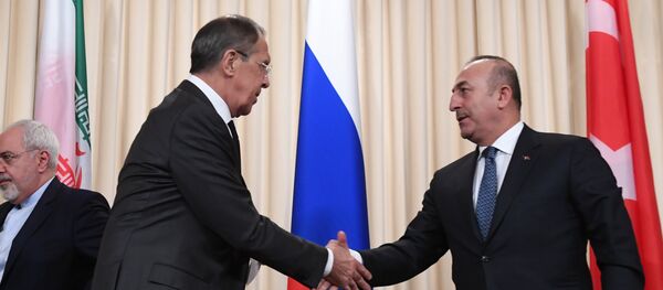 Министри спољних послова Ирана, Русије и Турске, Мохамед Џавад Зариф, Сергеј Лавров и Мевлут Чавушоглу на конференцији за медије након састанка у Москви - Sputnik Србија