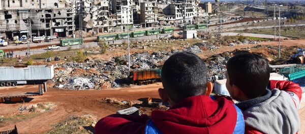 Сиријска деца посматрају евакуацију становништва из источног Алепа - Sputnik Србија