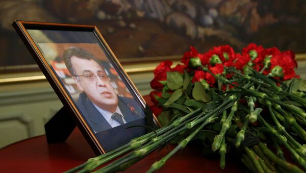 Cveće postavljeno ispred portreta ubijenog ambasadora Rusije u Turskoj Andreja Karlova u Ministarstvu spoljnih poslova Rusije u Moskvi - Sputnik Srbija