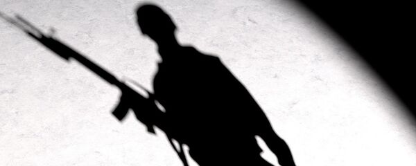 Силуета човека са пушком - Sputnik Србија