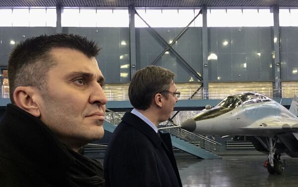 Ministar odbrane Zoran Đorđević i premijer Aleksandar Vučić pored migova koje je Srbija dobila od Rusije - Sputnik Srbija