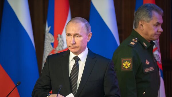 Руски председник Владимир Путин и министар одбране Сергеј Шојгу на седници колегијума Министарства одбране Русије - Sputnik Србија