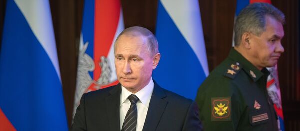 Руски председник Владимир Путин и министар одбране Сергеј Шојгу на седници колегијума Министарства одбране Русије - Sputnik Србија