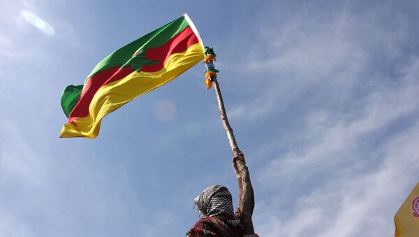 Maskirani Kurd sa zastavom PKK - Sputnik Srbija