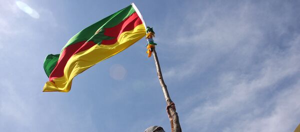 Маскирани Курд са заставом ПКК - Sputnik Србија