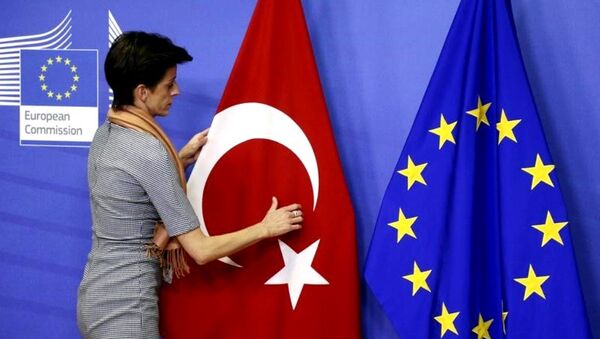 Žena pored zastava Turske i EU - Sputnik Srbija