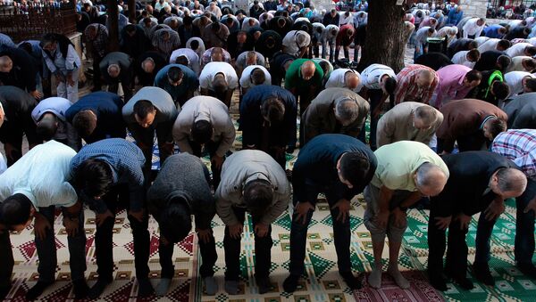 Muslimanski vernici prikom molitve u Sarajevu - Sputnik Srbija