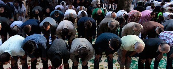 Muslimanski vernici prikom molitve u Sarajevu - Sputnik Srbija