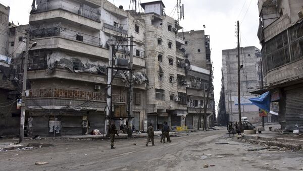 Sirijske trupe marširaju kroz ulice istočnog Alepa. - Sputnik Srbija