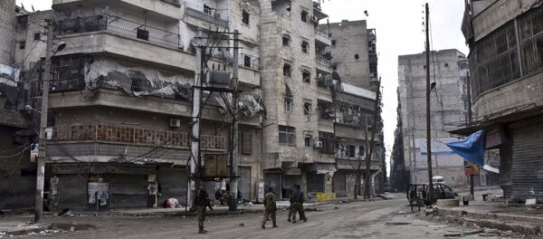 Сиријске трупе марширају кроз улице источног Алепа. - Sputnik Србија