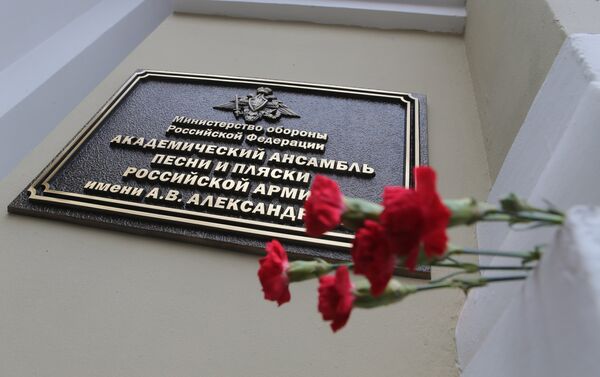 Цвеће у знак сећања на погинуле испред зграде Академског ансамбла песме и игре руске војске Александров у Москви. Авион Министарства одбране Русије Ту-154 у коме су се налазили чланови ансамбла срушио се након полетања из Сочија - Sputnik Србија