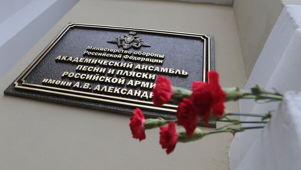Cveće u znak sećanja na poginule ispred zgrade Akademskog ansambla pesme i igre ruske vojske Aleksandrov u Moskvi. Avion Ministarstva odbrane Rusije Tu-154 u kome su se nalazili članovi ansambla srušio se nakon poletanja iz Sočija - Sputnik Srbija