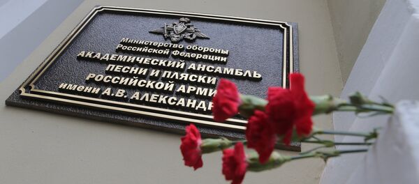 Cveće u znak sećanja na poginule ispred zgrade Akademskog ansambla pesme i igre ruske vojske Aleksandrov u Moskvi. Avion Ministarstva odbrane Rusije Tu-154 u kome su se nalazili članovi ansambla srušio se nakon poletanja iz Sočija - Sputnik Srbija
